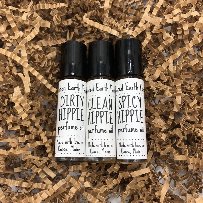 Pu&ograve; includere: Tre piccoli flaconi di vetro con tappi a rullo neri. Ogni flacone ha un'etichetta bianca con testo nero che recita "Dirty Hippie perfume oil", "Clean Hippie perfume oil" e "Spicy Hippie perfume oil". Ogni etichetta include anche il testo "Made with love in Casco, Maine".