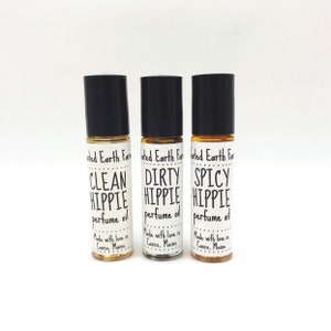 Pu&ograve; includere: Tre piccoli flaconi di vetro con tappi a rullo neri ed etichette bianche. Le etichette riportano "Clean Hippie", "Dirty Hippie" e "Spicy Hippie" con il testo "perfume oil" sotto. Ogni etichetta include anche il testo "Made with love in Casco, Maine".