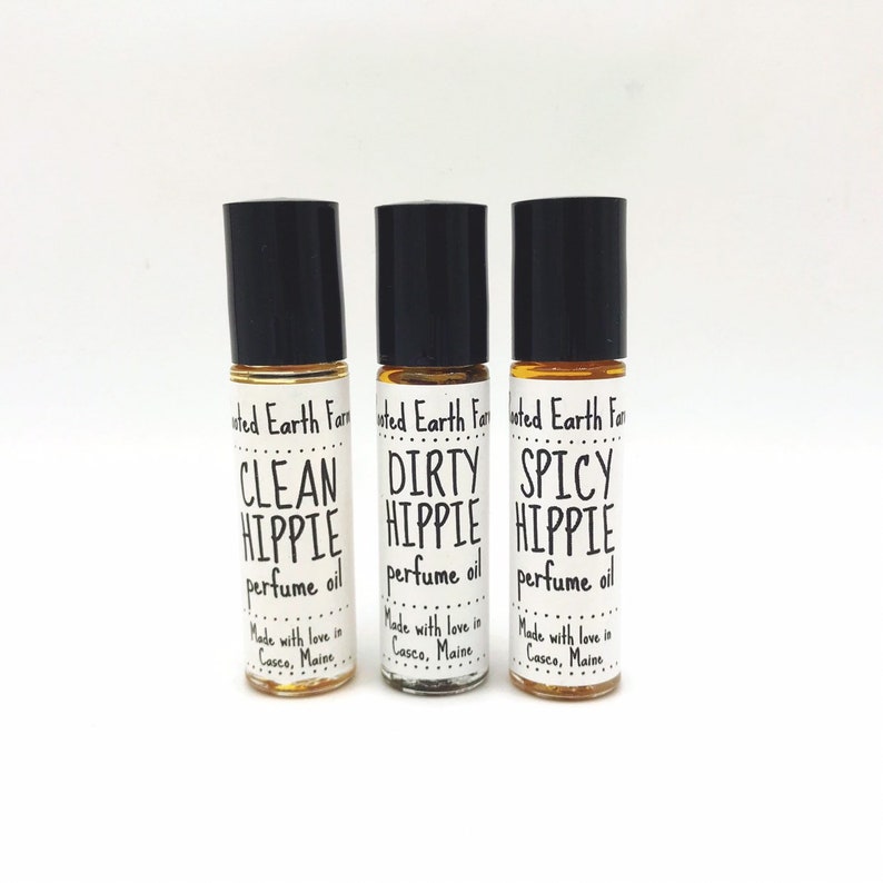 Pu&ograve; includere: Tre piccoli flaconi di vetro con tappi a rullo neri ed etichette bianche. Le etichette riportano "Clean Hippie", "Dirty Hippie" e "Spicy Hippie" con il testo "perfume oil" sotto. Ogni etichetta include anche il testo "Made with love in Casco, Maine".