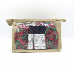 Pu&ograve; includere: Tre piccoli flaconi di vetro con tappi neri ed etichette bianche. Le etichette riportano "Clean Hippie", "Dirty Hippie" e "Spicy Hippie" con le parole "perfume oil" sotto. I flaconi sono in un sacchetto di plastica trasparente con carta triturata rossa e verde.