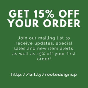 Pu&ograve; includere: Sfondo verde con testo bianco che dice "GET 15% OFF YOUR ORDER". Sotto il testo c'&egrave; una call to action bianca per iscriversi a una mailing list per ricevere aggiornamenti, offerte speciali e avvisi di nuovi articoli, oltre al 15% di sconto sul tuo primo ordine. Il testo include un link alla mailing list: http://bit.ly/rootedsignup