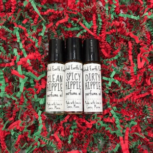 Pu&ograve; includere: Tre piccoli flaconi di vetro con tappi a rullo neri. Ogni flacone ha un'etichetta bianca con testo nero. Le etichette recitano "Clean Hippie Perfume Oil", "Spicy Hippie Perfume Oil" e "Dirty Hippie Perfume Oil". Ogni etichetta include anche il testo "Made with love in Casco, Maine".