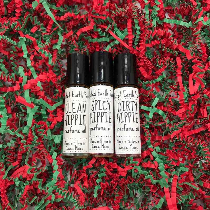 Pu&ograve; includere: Tre piccoli flaconi di vetro con tappi a rullo neri. Ogni flacone ha un'etichetta bianca con testo nero. Le etichette recitano "Clean Hippie Perfume Oil", "Spicy Hippie Perfume Oil" e "Dirty Hippie Perfume Oil". Ogni etichetta include anche il testo "Made with love in Casco, Maine".