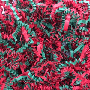 Pu&ograve; includere: Carta crespa rossa e verde, una scelta popolare per la confezione regalo e l'imballaggio.
