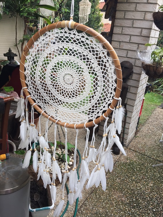 Hand gehkelter Bambus Dreamcatcher mit Federn - Etsy.de
