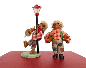 2 Mini Hedgehogs Drinking Booze Swinging on a  Lamp Post Peter Original Figuren Made in Austria AS IS damage to base