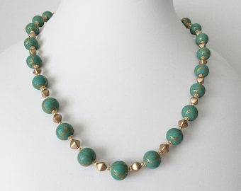SET. Necklace and earrings.  Green and gold necklace and earrings set.