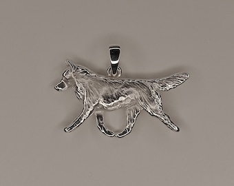Puede incluir: Un colgante de plata en forma de lobo corriendo. El colgante es detallado y realista, con una superficie texturizada.