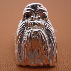Vista frontal del pequeño anillo de estudio de cabeza de Shih Tzu en plata esterlina