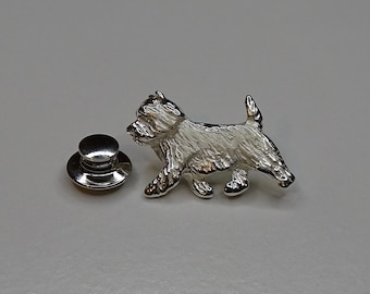 Pequeño prendedor de solapa con estudio en movimiento de Cairn Terrier en plata esterlina