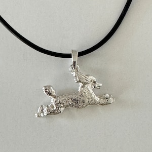 Colgante de plata de ley con diseño de caniche saltando
