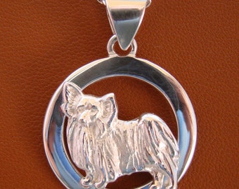 Piccolo studio in piedi con papillon in argento sterling su pendente con cornice a cerchio ampio