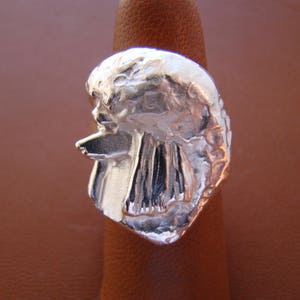 Anillo de estudio de cabeza de caniche en plata de ley