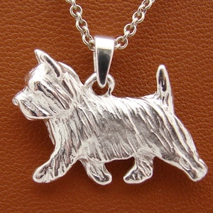 以下が含まれることがあります： ヨークシャーテリアの立体的なデザインが施されたシルバー製のペンダントネックレスです。