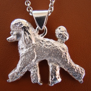 Colgante grande de plata de ley con estudio en movimiento de caniche
