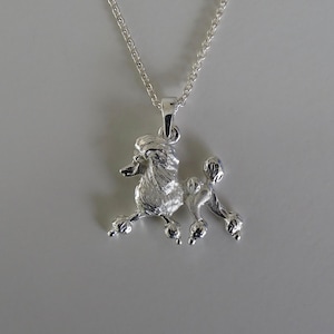 Colgante pequeño de plata de ley con diseño de caniche en movimiento