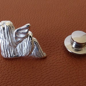 Alfiler de solapa pequeño de plata de ley con ángel de Lhasa Apso
