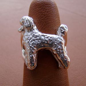 Anillo de estudio de pie de caniche de plata de ley