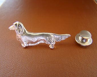 Pin de solapa de estudio de pie con perro salchicha de pelo largo en plata esterlina