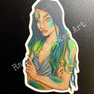 Op de afbeelding: Een sticker met een digitale illustratie van een vrouw met lang, golvend blauw en groen haar. Ze draagt een lichtblauwe jurk en een gouden hoofdband met een groene edelsteen. De sticker heeft de tekst "Rachael Barker Art" en "@rachaelbarkerart" erop.