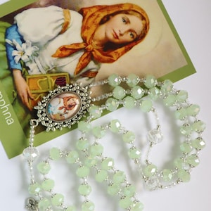 St. St. Dymphna katholischer Rosenkranz, AB grüne Kristallglasperlen 10 mm, ausgestelltes Blattkruzifix, handgemacht, inklusive Gebetskarten und Geschenkbox