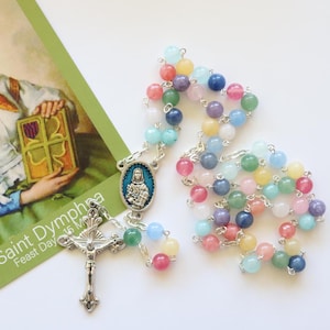 Rosario cattolico di Santa Dinfna, perle di giada multicolore da 8 mm, crocifisso a foglia svasata, fatto a mano, include biglietti di preghiera e scatola regalo