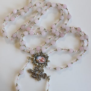 Chapelet catholique Sainte Dymphne, perles de quartz rose givré rose 8 mm, crucifix triple menace, cartes de prière et coffret cadeau faits main, Inc.