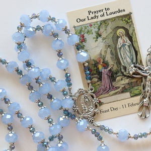 Chapelet catholique Notre-Dame de Lourdes, perles de verre en cristal bleu AB 10 mm, crucifix avec fleurs de lys, fait main, cartes de prière et boîte-cadeau incluses