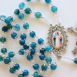 Chapelet catholique Notre-Dame-aux-Chrétiens, agate bleue, perles de 8 mm, crucifix en feuille évasée, fait main, carte de prière et boîte-cadeau incluses
