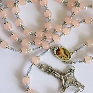 Rosario cattolico di Santa Teresa di Lisieux, perle di giada rosa corallo da 8 mm, crocifisso con cuori, include biglietti di preghiera e scatola regalo