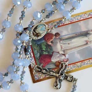 Chapelet catholique Notre-Dame de Fatima, perles de cristal de verre AB bleu ciel 8 mm, crucifix avec coeurs, cartes de prière et boîte-cadeau incluses