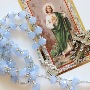 Rosario cattolico di San Giuda, perle di cristallo di vetro blu AB da 10 mm, crocifisso ornato, include biglietti di preghiera e scatola regalo