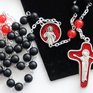 Barmherzigkeits-Rosenkranz, katholischer Rosenkranz, mattschwarze Steinperlen, rote Achat-Edelsteinperlen, rote Emaille-Rosenkranzmitte und Kruzifix, Geschenk,