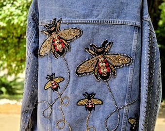 Dos abejas grandes con tres crías en una chaqueta vaquera azul mediano, talla XL
