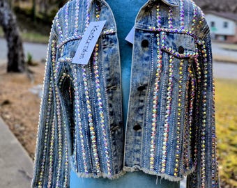 Chaqueta vaquera azul claro con flecos de diamantes de imitación AB por todas partes, talla S
