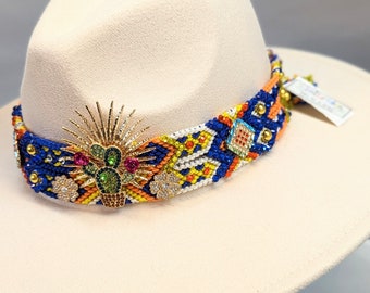 Cinta para sombrero hecha a mano con cuentas y diseño trenzado.