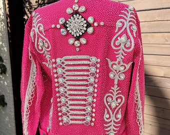Chaqueta vaquera vintage con pedrería y remolinos plateados sobre fondo rosa. Talla L