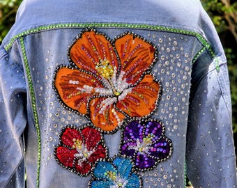 花柄刺繍ラインストーンデニムジャケット – 手作業で装飾、アップ 
