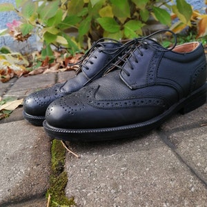 Vintage shoes for women Freelander in black leather size 40 eu or 9.5 us.