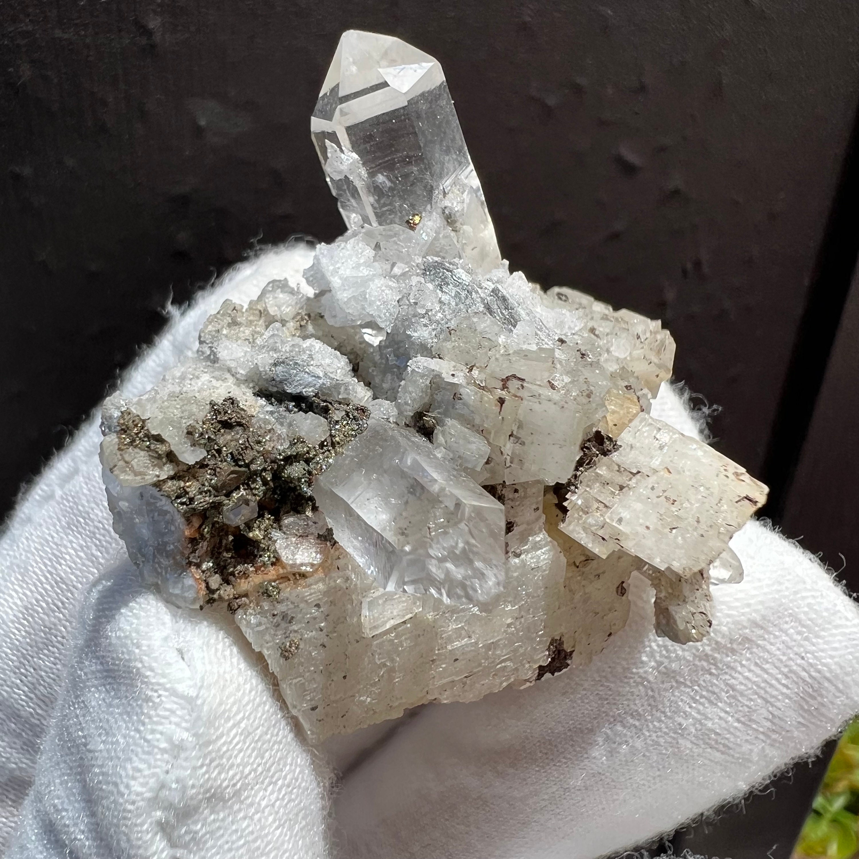 ハーキマーダイヤモンド水晶クラスター：ドゥルージーマトリックス上の