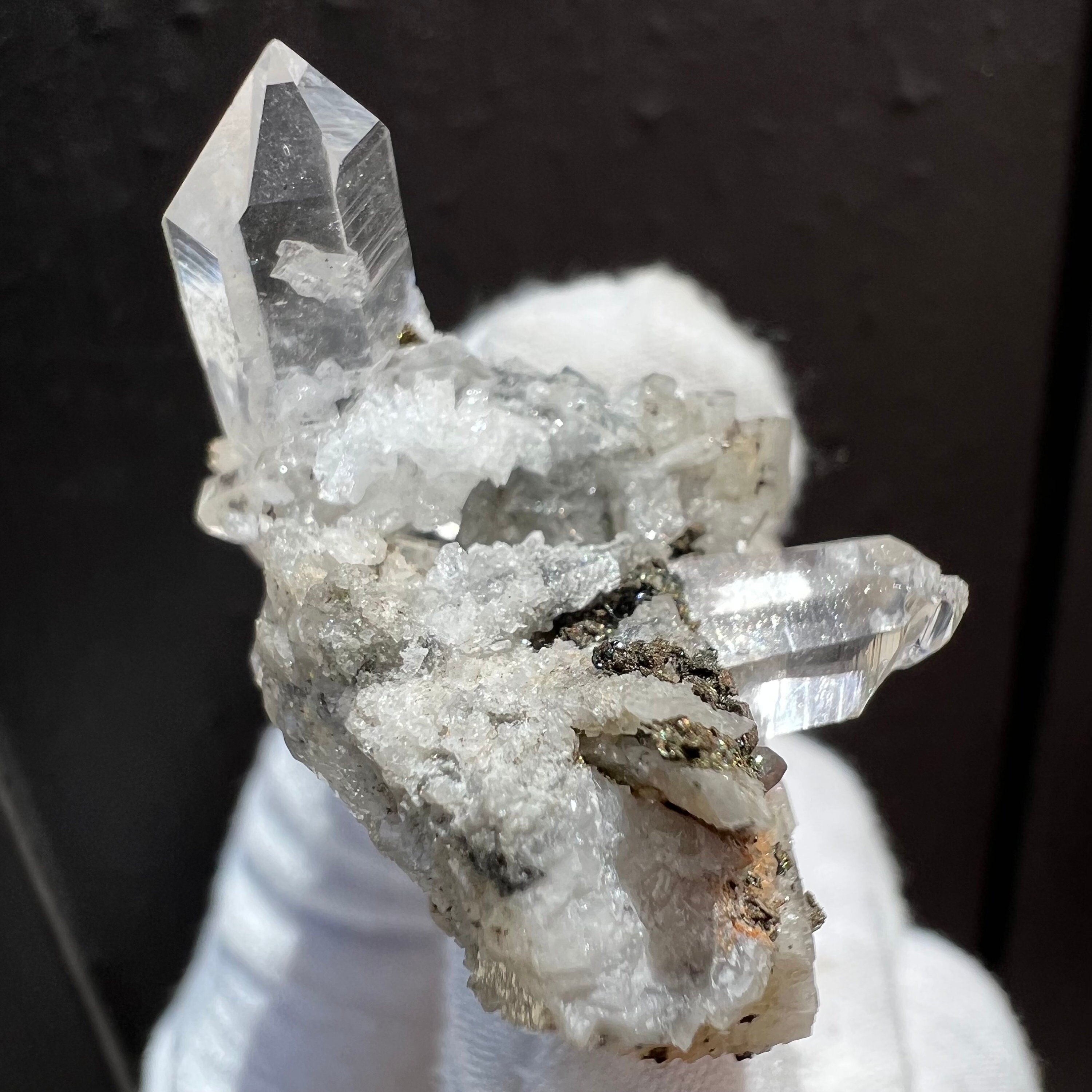 ハーキマーダイヤモンド水晶クラスター：ドゥルージーマトリックス上の