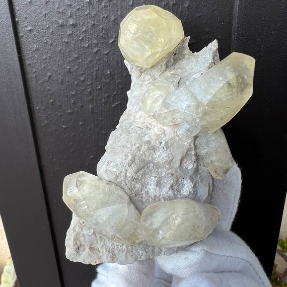 マトリックス上の壮大な両端が尖った方解石。大型キャビネットの博物館