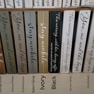 Peut inclure: Dix panneaux en bois avec des dictons et des couleurs diff&eacute;rents. Les panneaux sont tous de la m&ecirc;me taille et de la m&ecirc;me forme. Les dictons incluent "You, me and the boys", "Stay awhile", "This morning, with her, having coffee", et "Home is where my boys are".