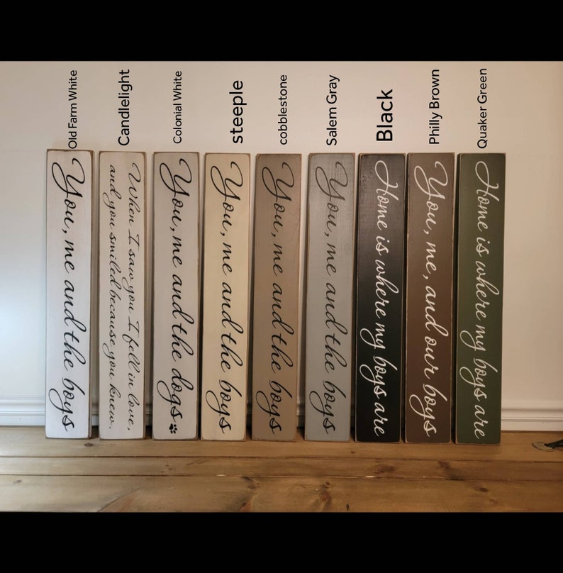 Peut inclure: Un ensemble de dix panneaux en bois de diff&eacute;rentes couleurs avec le texte "You, me and the boys" ou "Home is where my boys are".