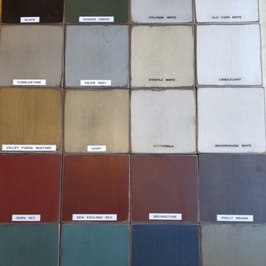 Peut inclure: Un nuancier de 18 couleurs de peinture diff&eacute;rentes, chacune avec une &eacute;tiquette de nom. Les couleurs comprennent le noir, le vert Quaker, le blanc colonial, le blanc de la vieille ferme, le pav&eacute;, le gris Salem, le blanc d'&eacute;glise, la lumi&egrave;re des bougies, la moutarde de Valley Forge, l'ivoire, le babeurre, le blanc de la maison seigneuriale, le rouge de grange, le rouge de la Nouvelle-Angleterre, le gr&egrave;s, le brun de Philadelphie, le bleu d'armoire, le bleu de Plymouth, le bleu de la taverne du village et l'&eacute;tain antique.