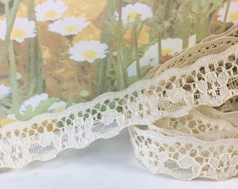 Very Pretty /& Dainty 15mm//5//8inch White Daisy Edging Lace.Sewing//Crafts//Bridal.