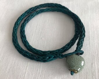 Turquoise lederen gebreide koord dubbele wrap armband met handgemaakte keramische kraal, leer gebreide gevlochten armband of ketting