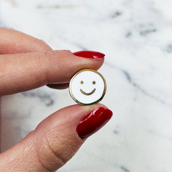 Smiley brooch best sale