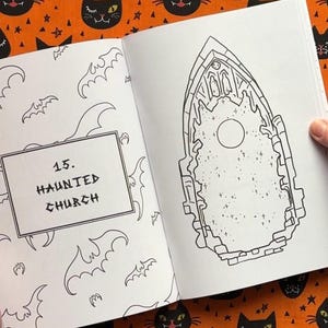 Pu&ograve; includere: Libro aperto con un'illustrazione in bianco e nero di una chiesa infestata. Il testo "15. HAUNTED CHURCH" &egrave; in una cornice rettangolare. Pipistrelli e forme di luna crescente sono sparsi intorno al testo e all'illustrazione. Lo sfondo &egrave; arancione con facce di gatti neri.