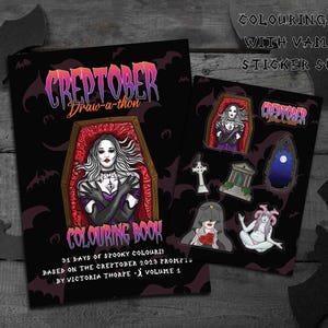 Pu&ograve; includere: Un libro da colorare Creptober Draw-a-thon con un foglio di adesivi di vampiri. La copertina presenta una donna in una bara. Il foglio di adesivi include varie illustrazioni spettrali. Il testo sulla copertina recita "COLOURING BOOK".